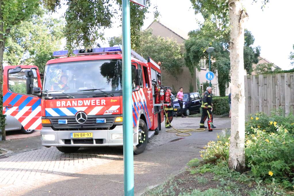 Bewoner ademt rook in bij woningbrand