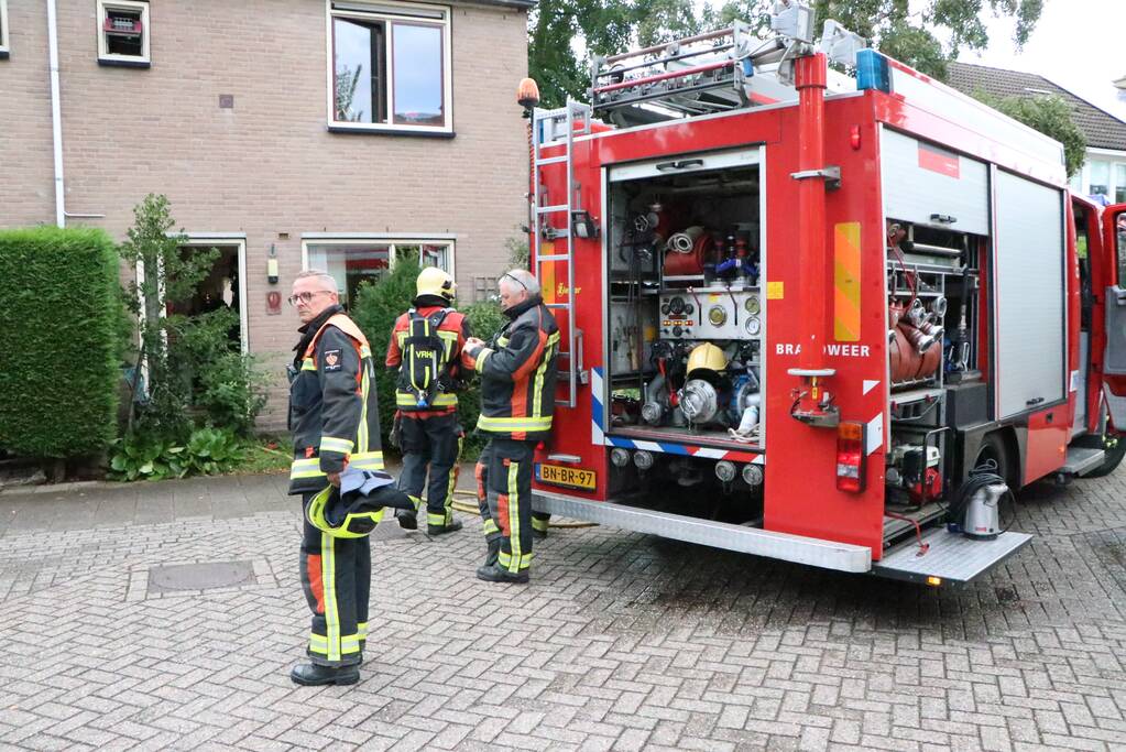 Bewoner ademt rook in bij woningbrand