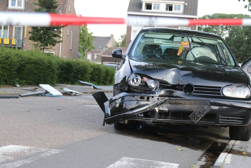 Auto crasht na achtervolging