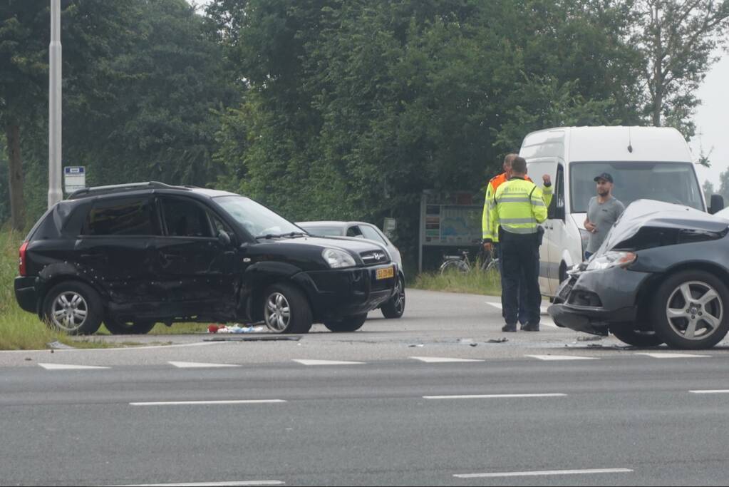 Flinke schade na botsing op kruispunt
