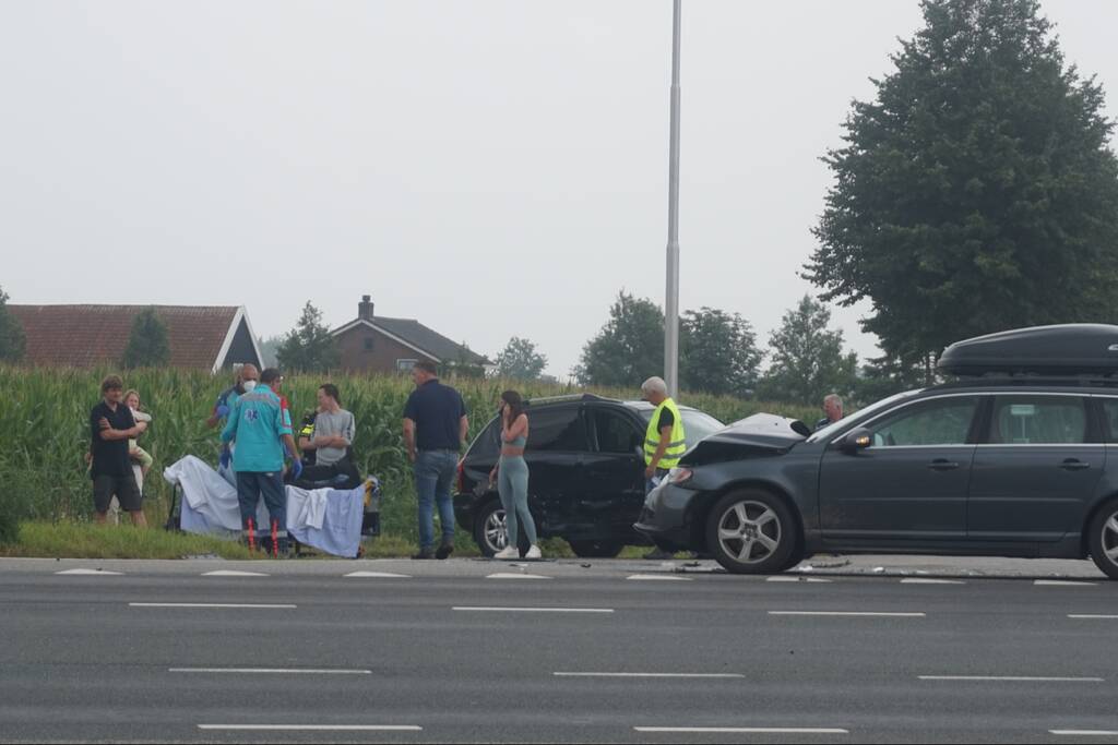 Flinke schade na botsing op kruispunt