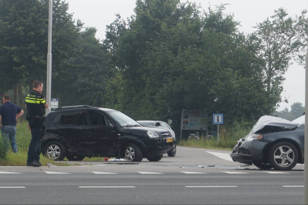 Flinke schade na botsing op kruispunt
