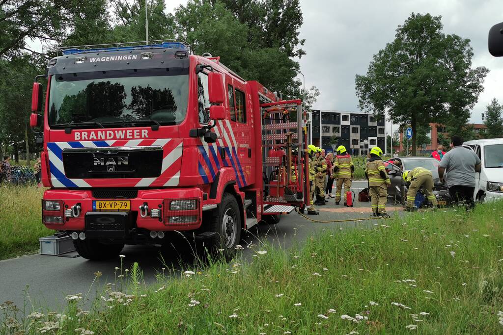 Bestelbus en personenwagen botsen op kruising