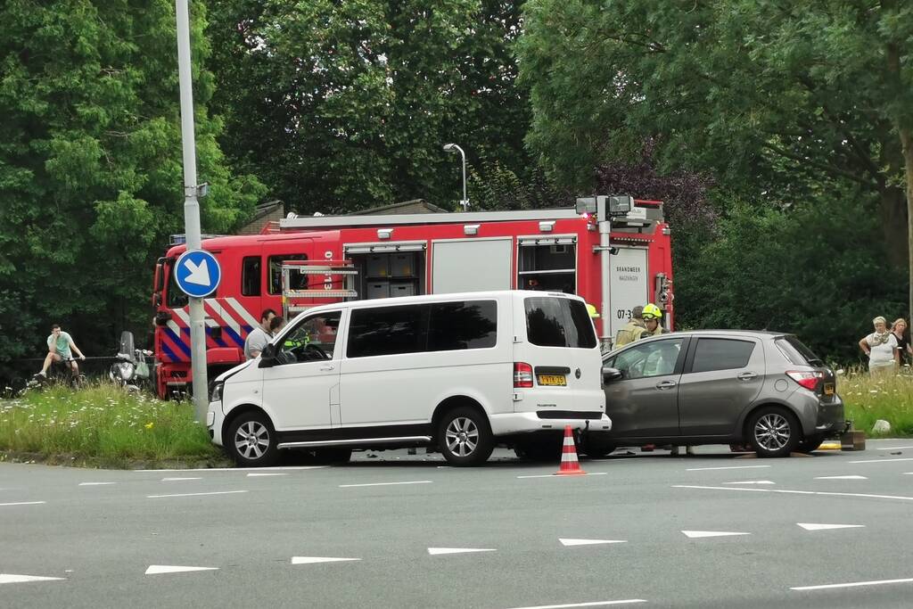 Bestelbus en personenwagen botsen op kruising
