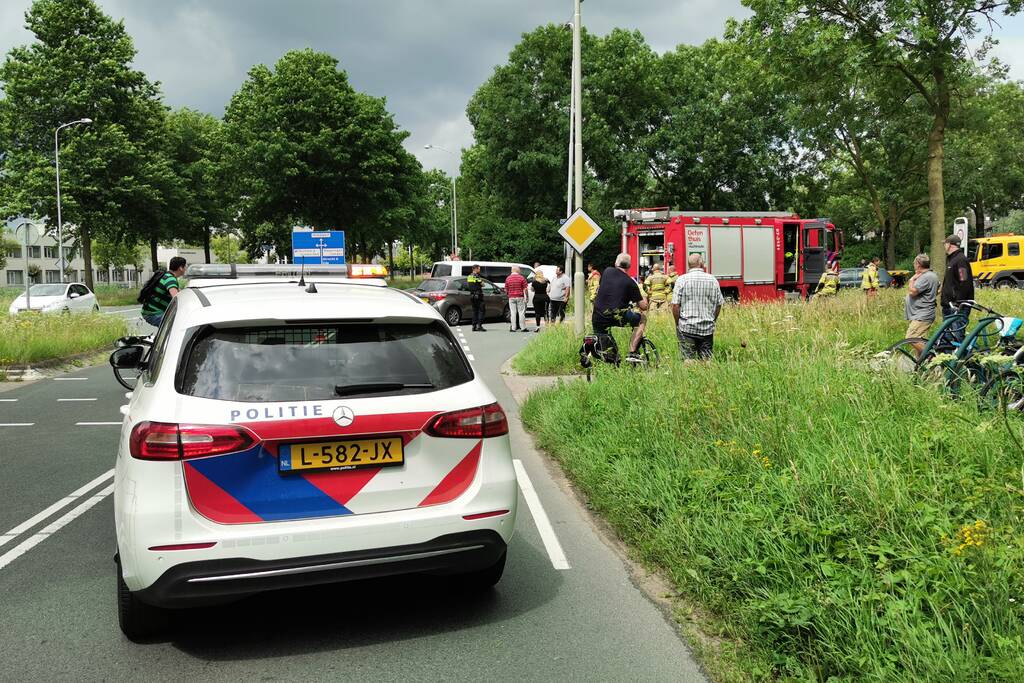 Bestelbus en personenwagen botsen op kruising