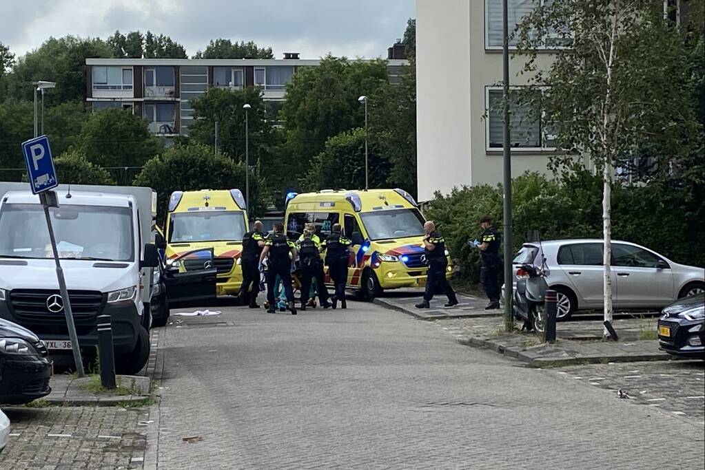 Ernstig gewonde bij schietpartij in auto