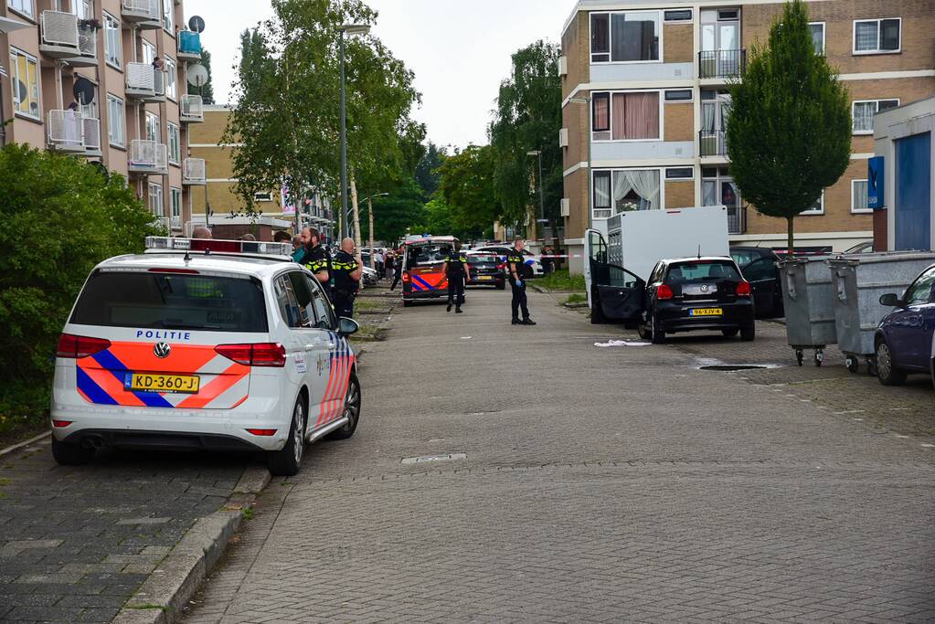 Ernstig gewonde bij schietpartij in auto