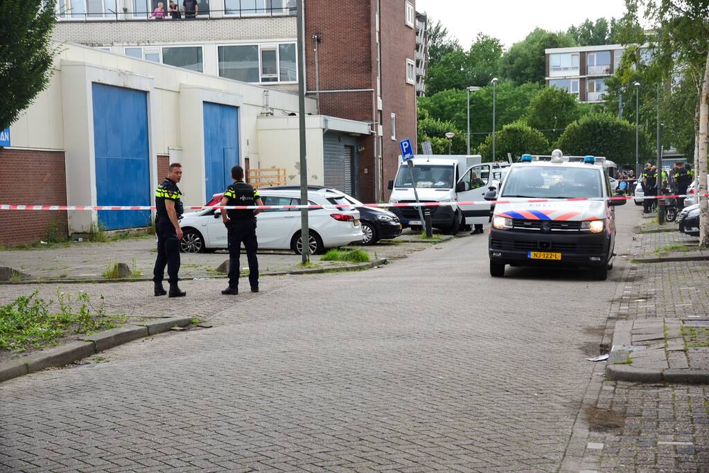 Ernstig gewonde bij schietpartij in auto