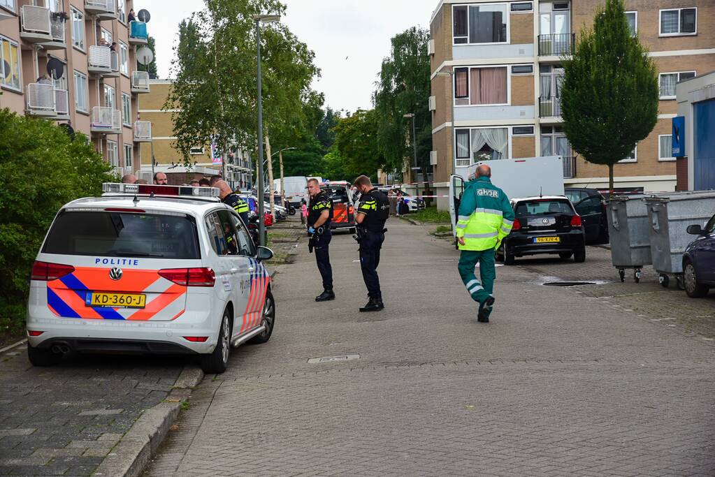 Ernstig gewonde bij schietpartij in auto