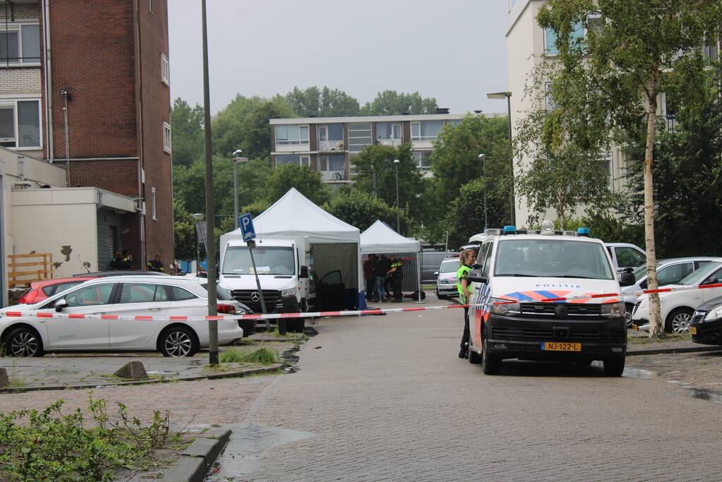 Ernstig gewonde bij schietpartij in auto