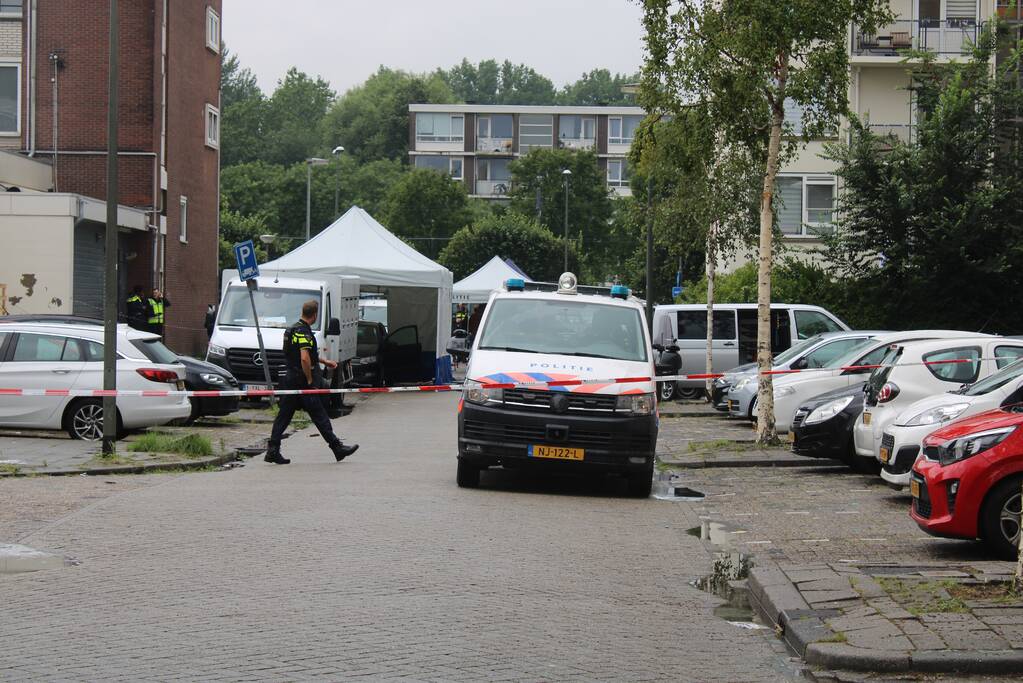 Ernstig gewonde bij schietpartij in auto