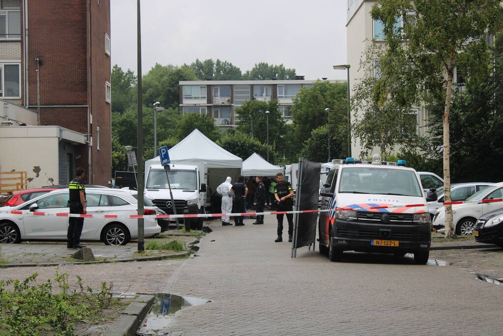 Ernstig gewonde bij schietpartij in auto