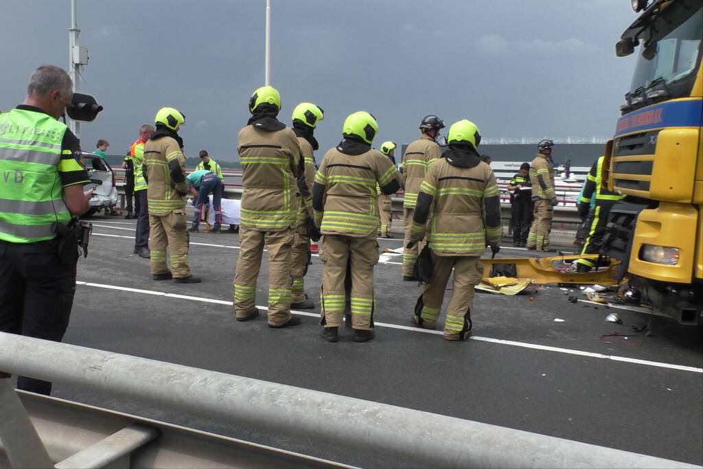 Twee auto's en een vrachtwagen betrokken bij ernstig ongeluk