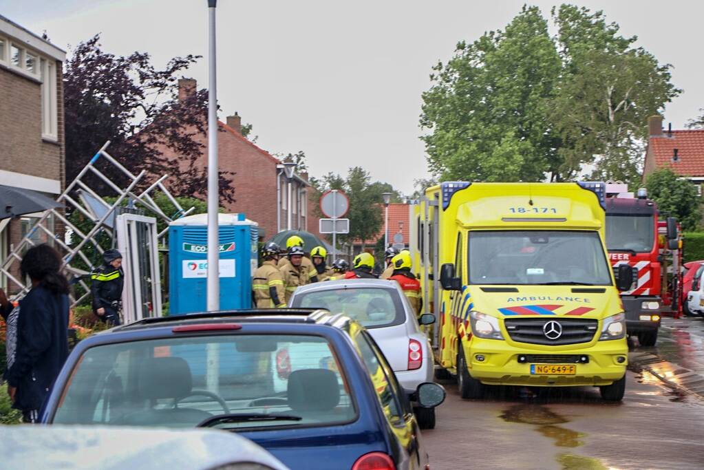 Persoon zwaargewond door omgevallen steiger