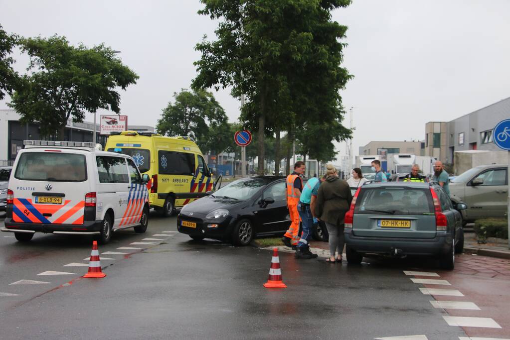 Flinke schade bij botsing tussen auto's
