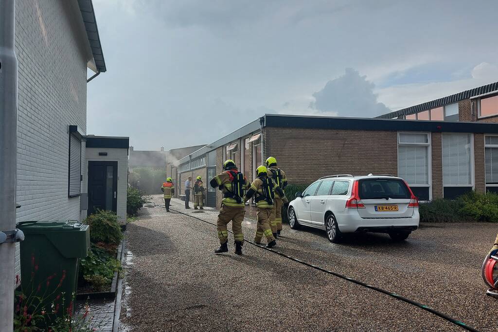 Veel rook bij brand in kantoorpand