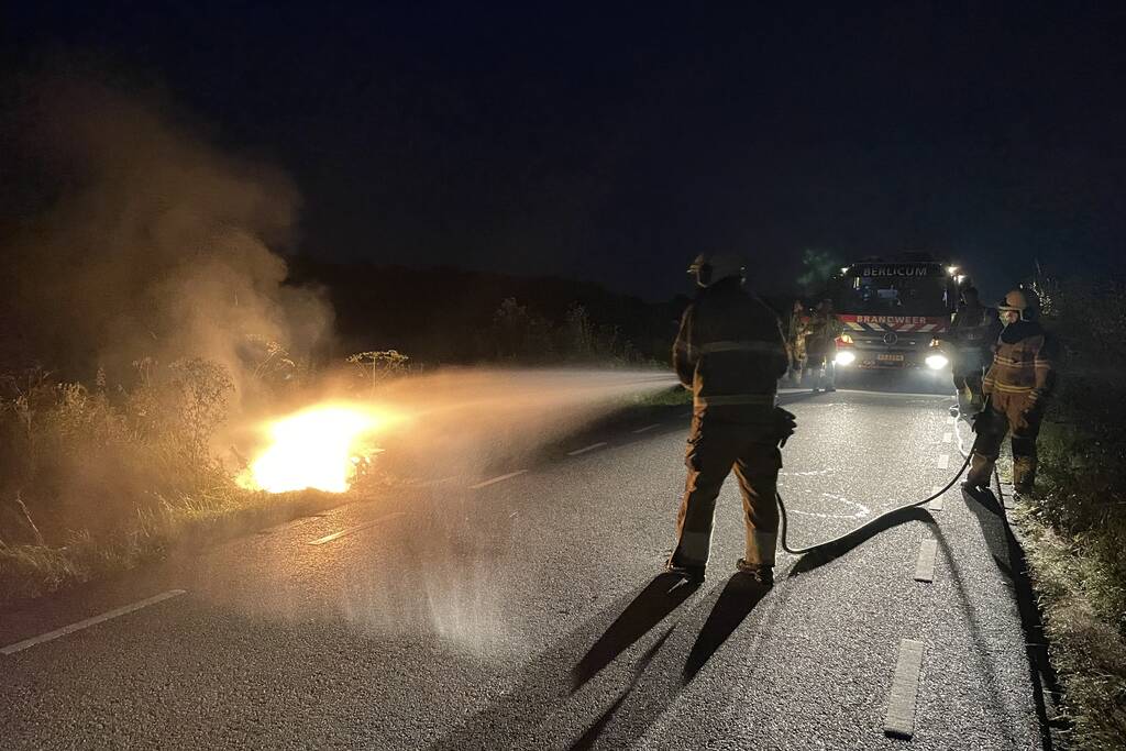 Brandweer blust brandende scooter