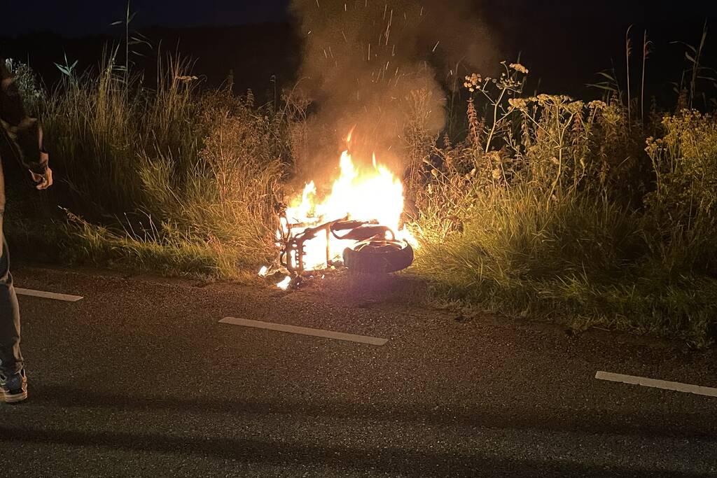 Brandweer blust brandende scooter