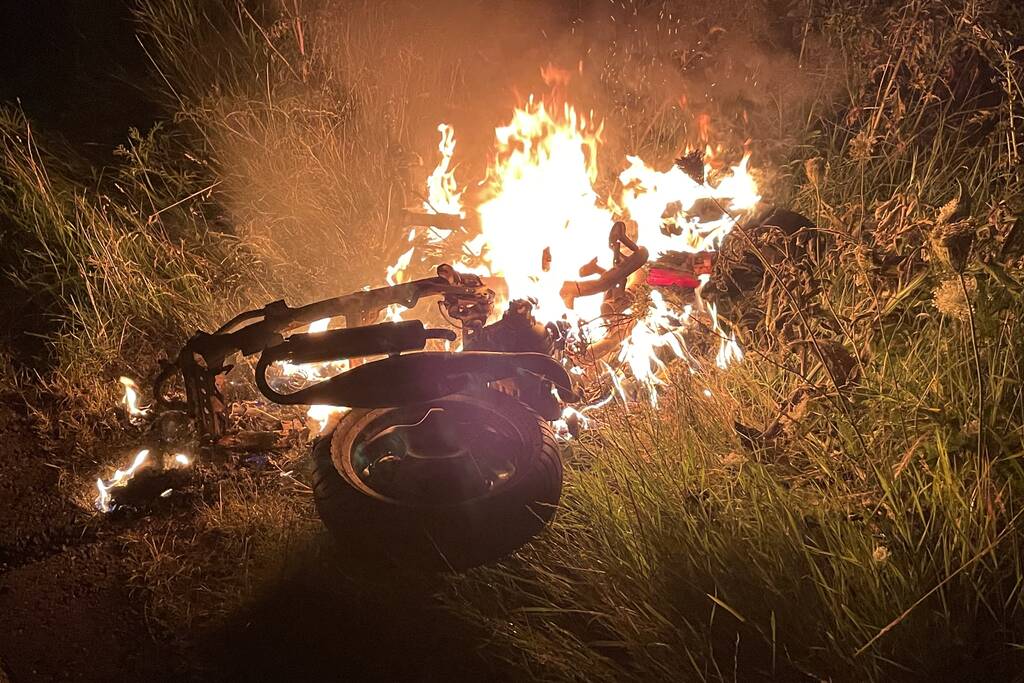 Brandweer blust brandende scooter