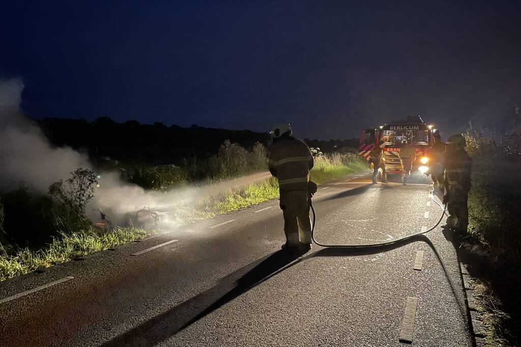 Brandweer blust brandende scooter