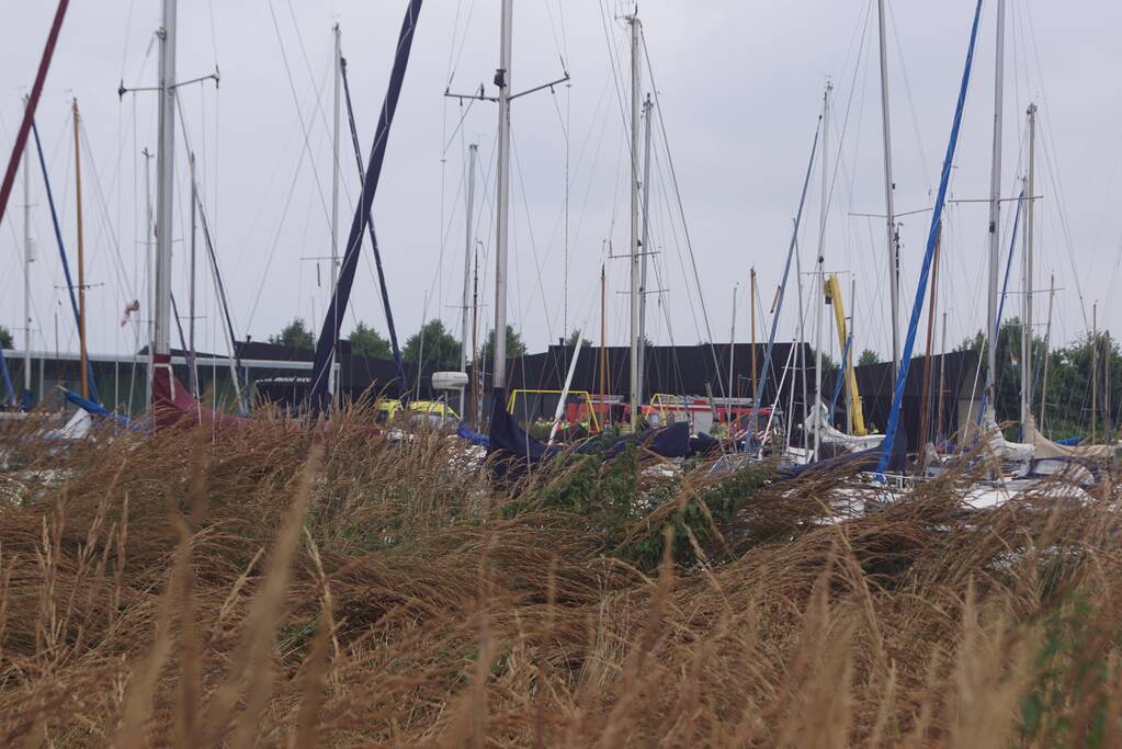 Grote zoekactie naar mogelijk persoon te water Jachthaven 't Raboes