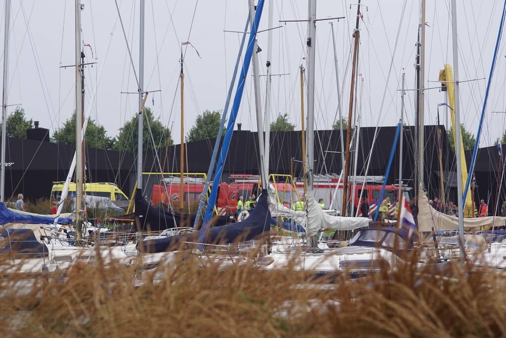Grote zoekactie naar mogelijk persoon te water Jachthaven 't Raboes