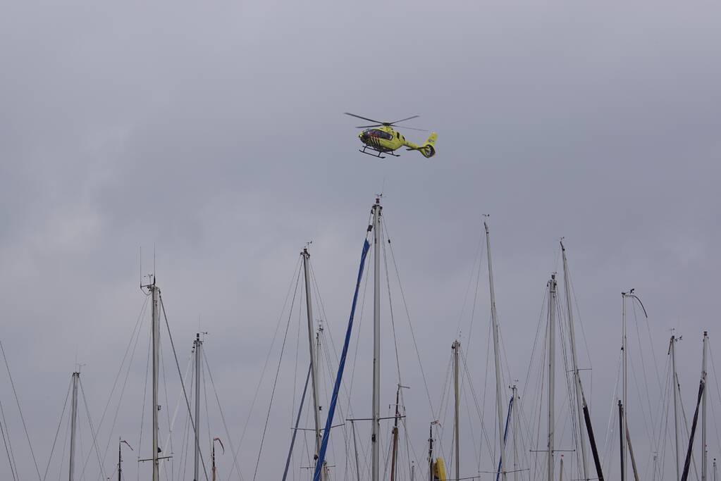Grote zoekactie naar mogelijk persoon te water Jachthaven 't Raboes
