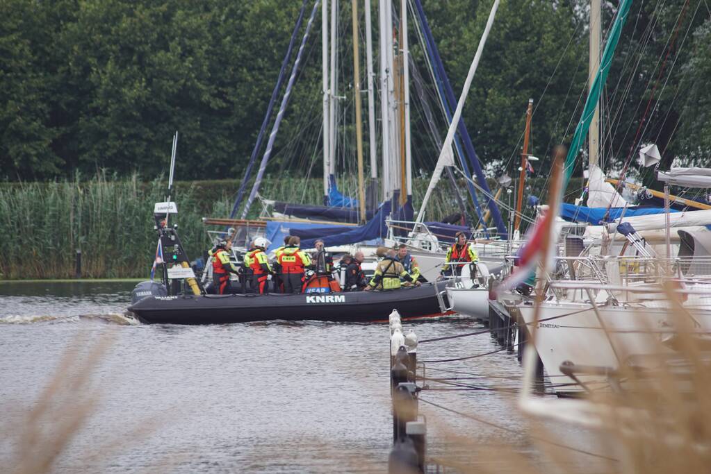 Grote zoekactie naar mogelijk persoon te water Jachthaven 't Raboes