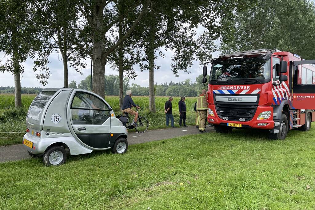 Man glijdt met brommobiel van talud af