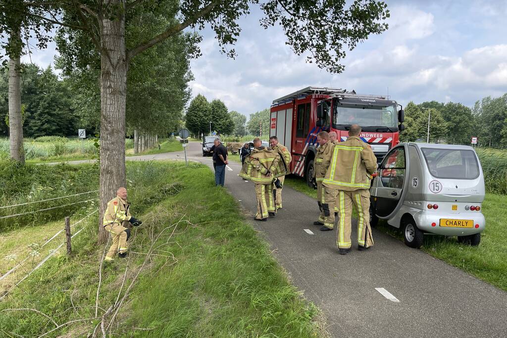 Man glijdt met brommobiel van talud af