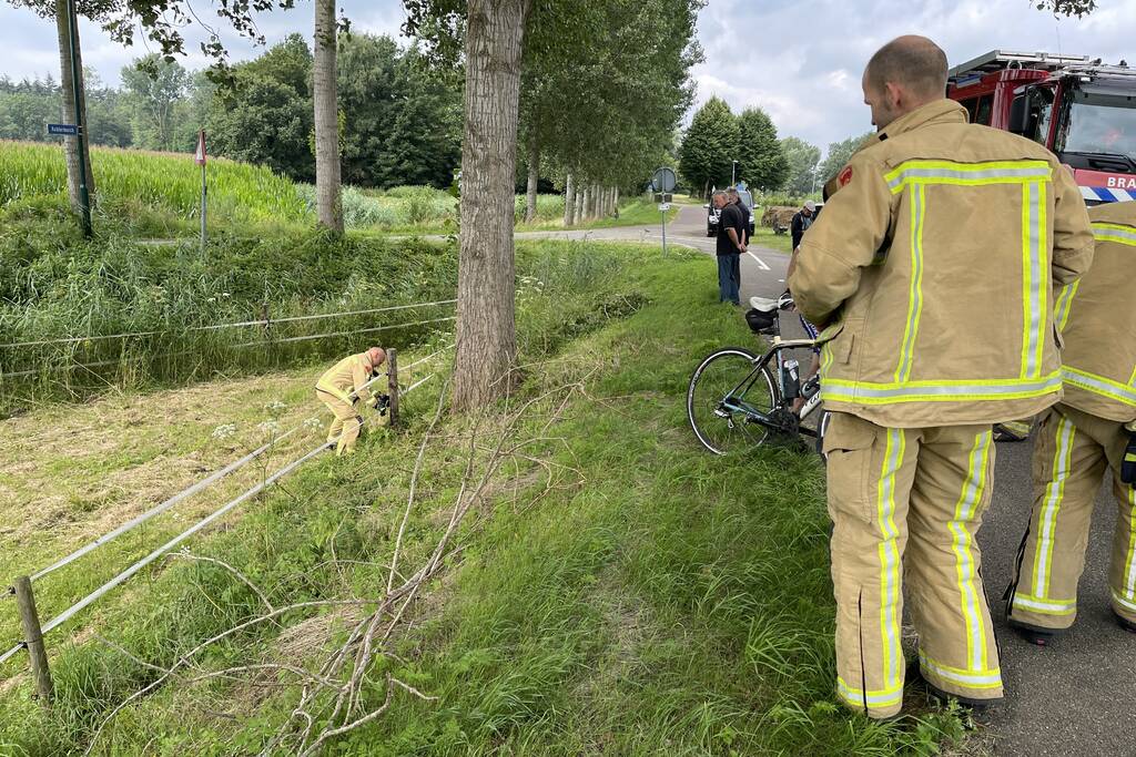 Man glijdt met brommobiel van talud af