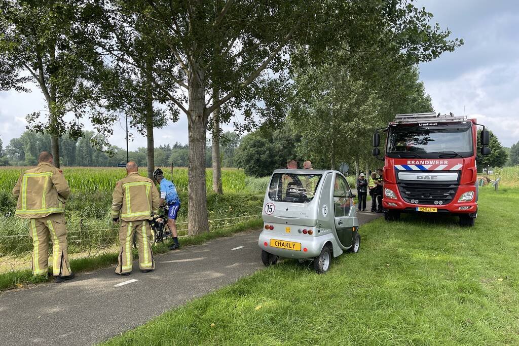 Man glijdt met brommobiel van talud af