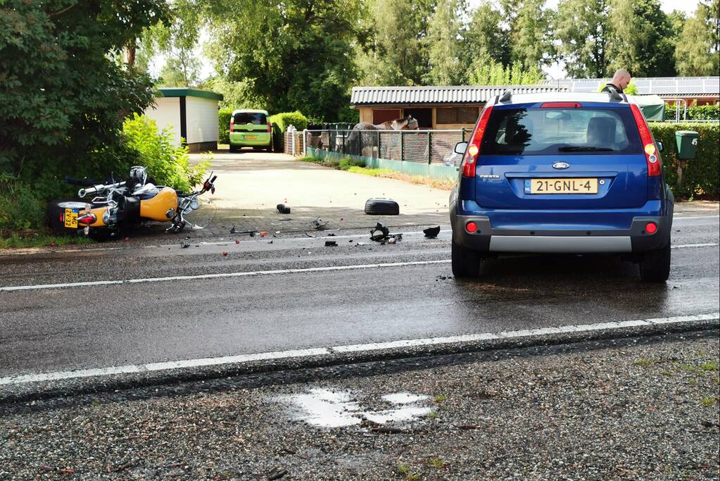 Motorfiets geschept door afslaande auto