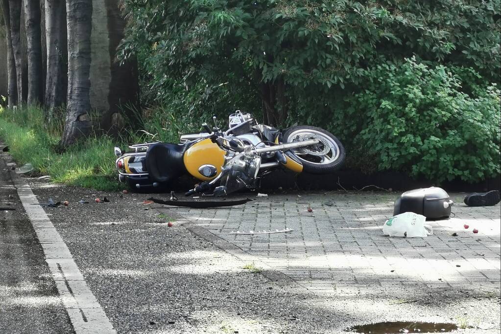 Motorfiets geschept door afslaande auto