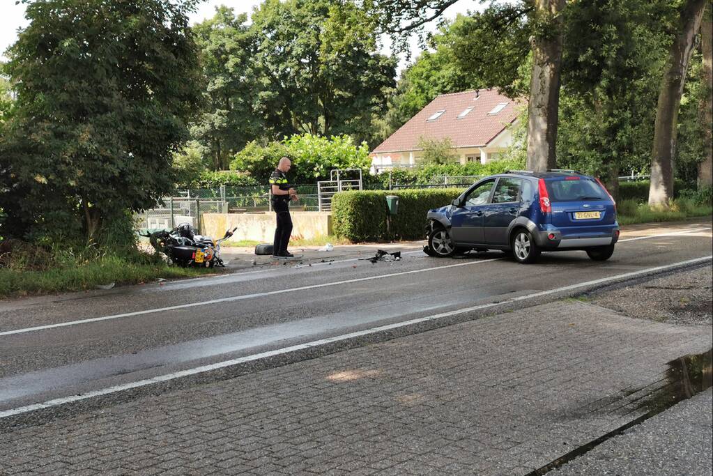 Motorfiets geschept door afslaande auto