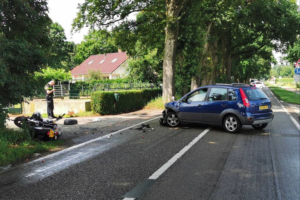 Motorfiets geschept door afslaande auto