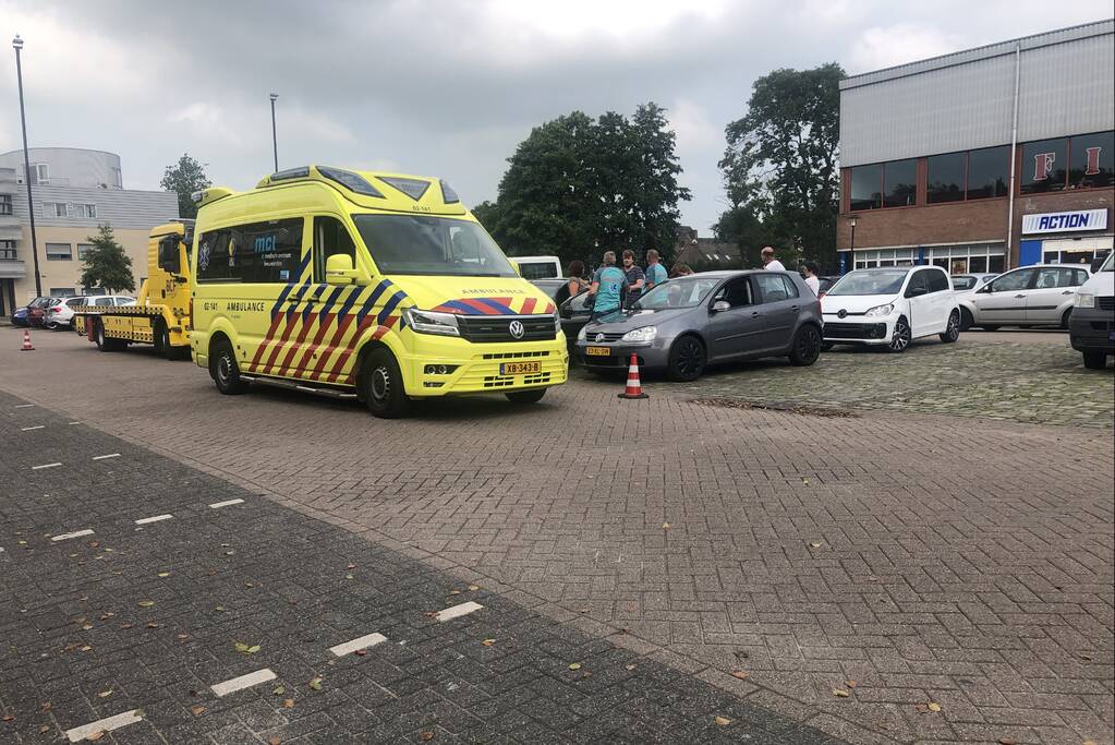 Vrouw ramt andere auto's bij inparkeren