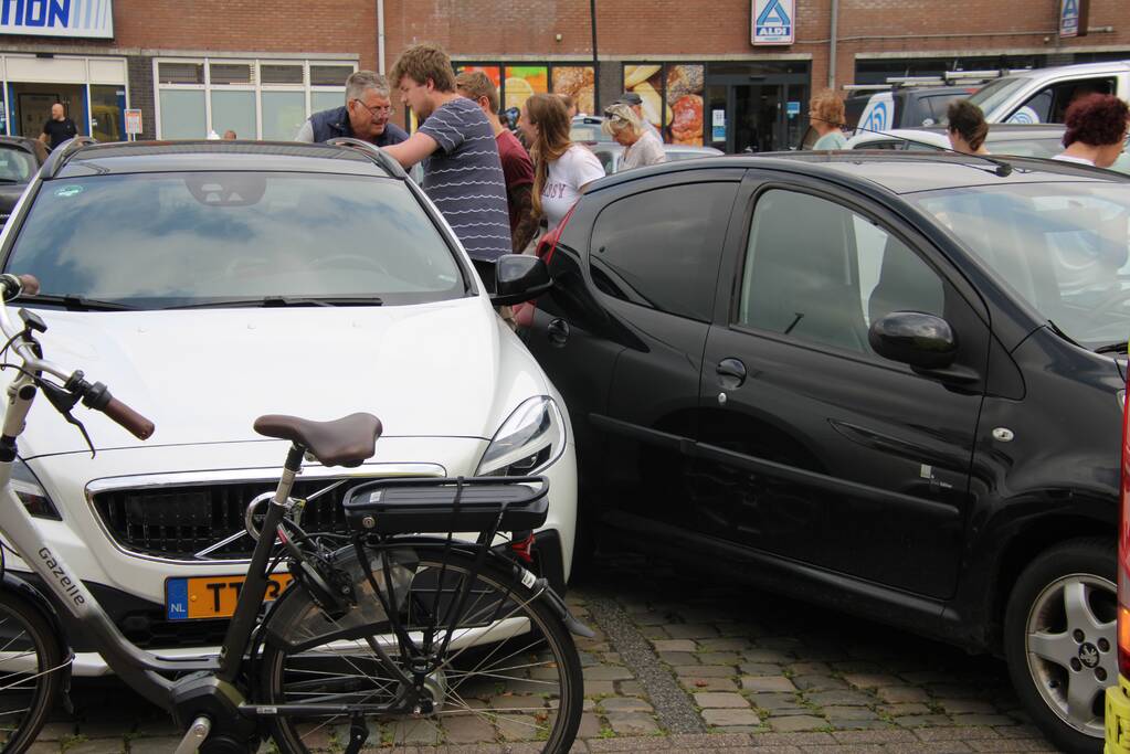 Vrouw ramt andere auto's bij inparkeren
