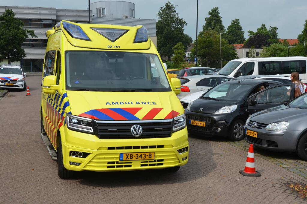 Vrouw ramt andere auto's bij inparkeren