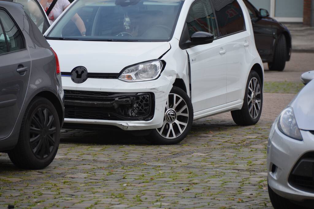 Vrouw ramt andere auto's bij inparkeren