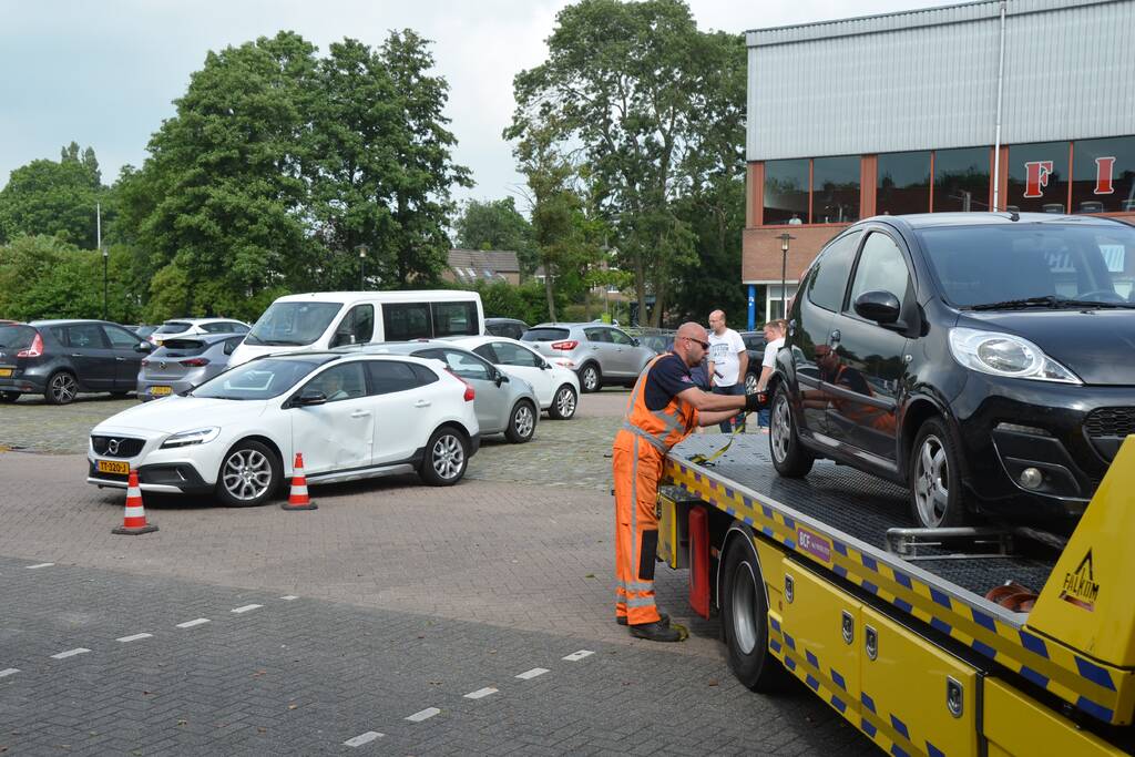 Vrouw ramt andere auto's bij inparkeren
