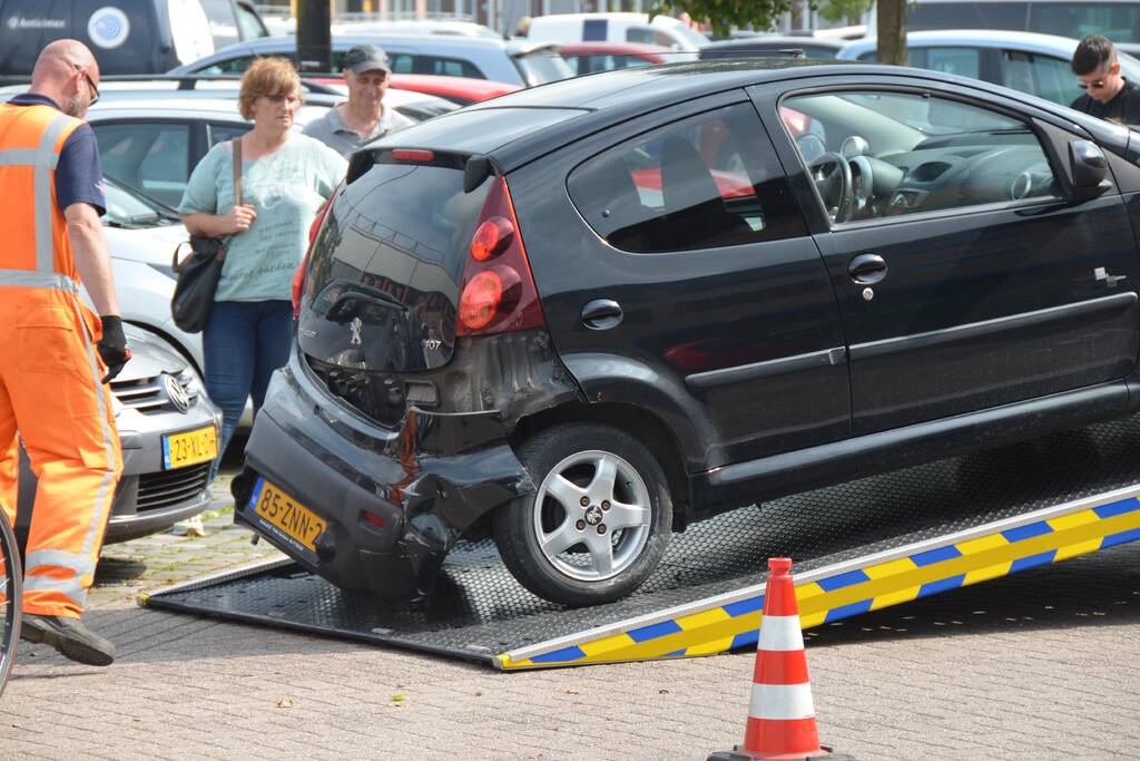 Vrouw ramt andere auto's bij inparkeren