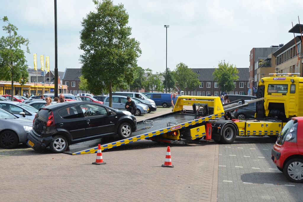 Vrouw ramt andere auto's bij inparkeren