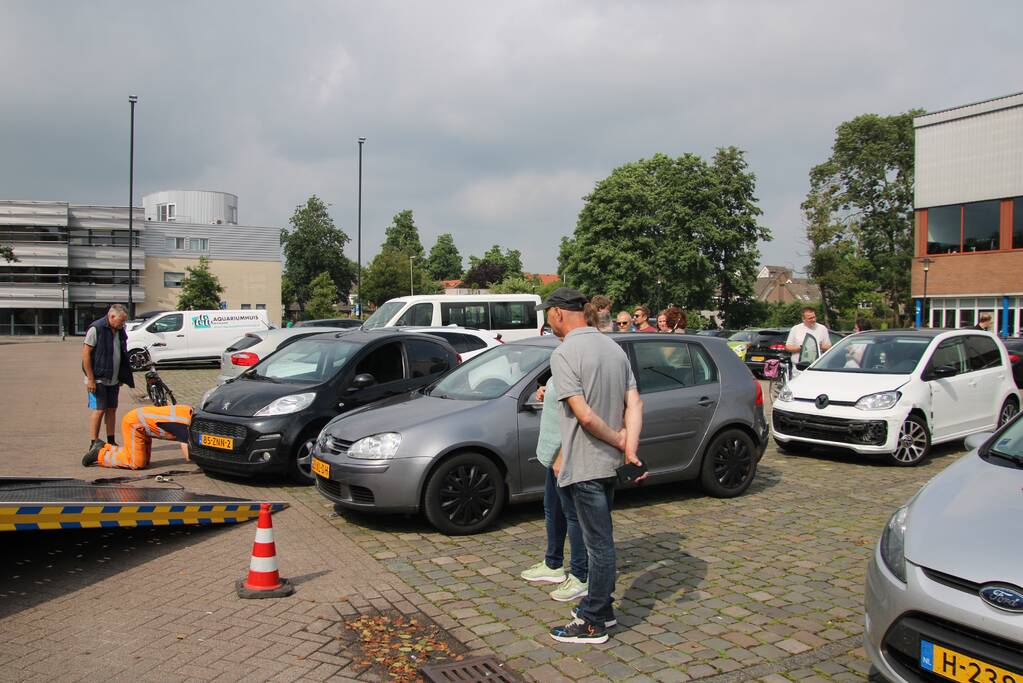 Vrouw ramt andere auto's bij inparkeren