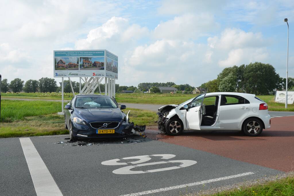 Twee auto's in de kreukels na botsing
