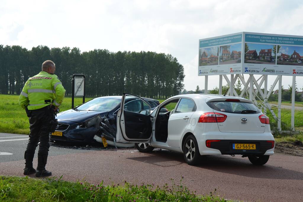 Twee auto's in de kreukels na botsing