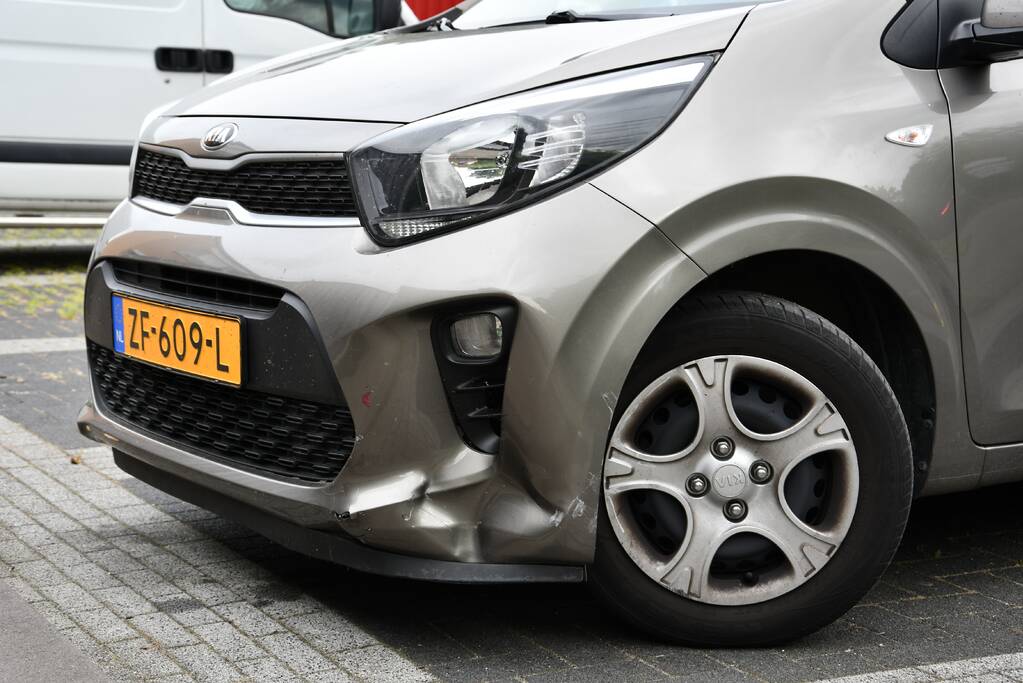 Bezorger gaat onderuit brommer en botst op auto