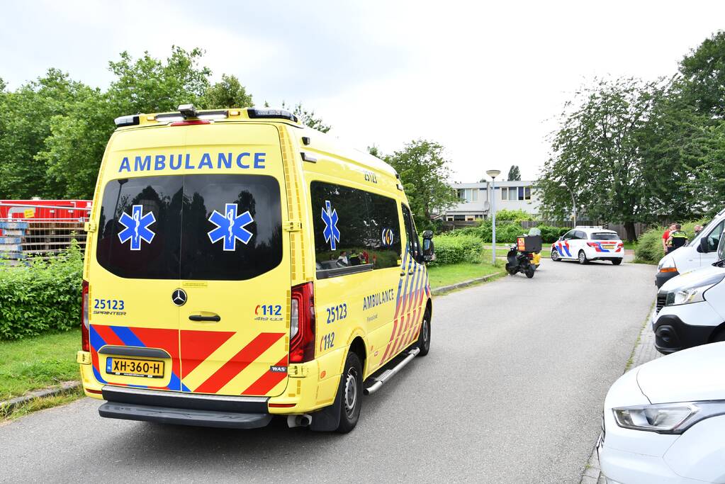 Bezorger gaat onderuit brommer en botst op auto