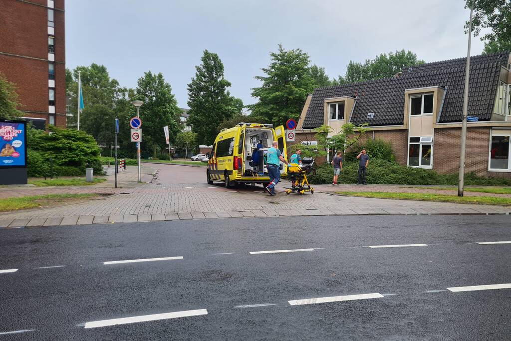 Twee opzittenden gaan met scooter onderuit