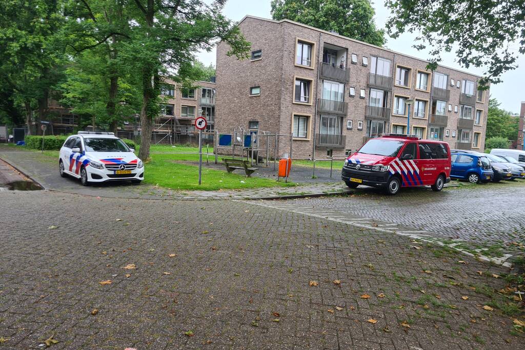 Brandweer ventileert kelder na vreemde lucht